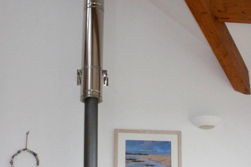 Light Airy Modern Cottage: comfortable interior, village centre, great local pub