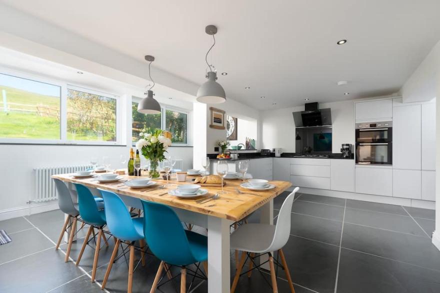 Coast View - holiday home with hot tub & sea view