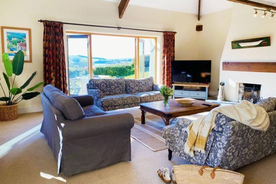 Blackness Barn - sleeps 8 guests  in 4 bedrooms
