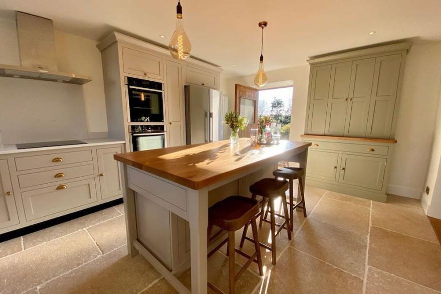 Blackness Barn - sleeps 8 guests  in 4 bedrooms