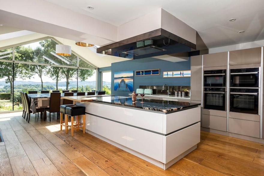 Perfect party pad with hot tub & spectacular lake views in the Mendip Hills AONB