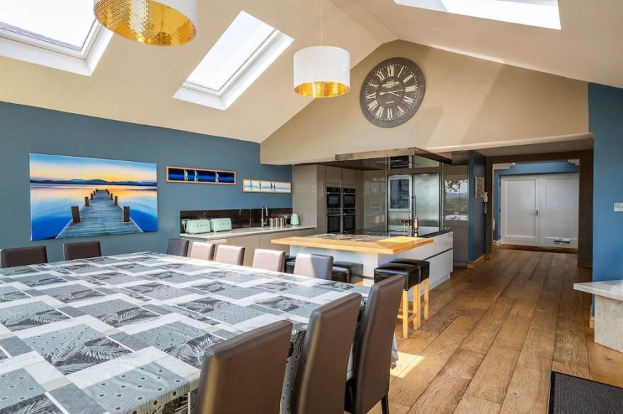 Perfect party pad with hot tub & spectacular lake views in the Mendip Hills AONB