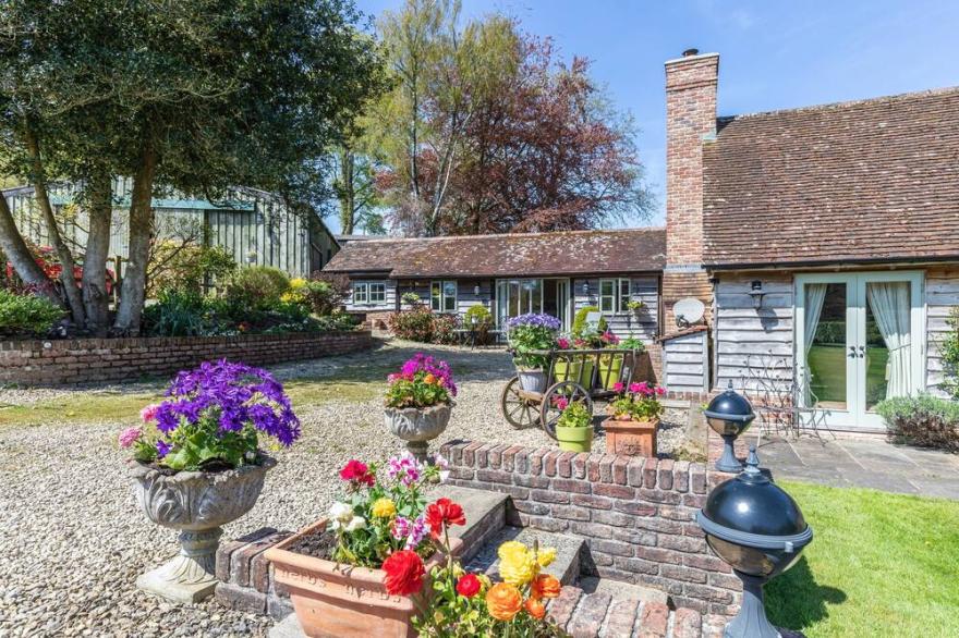 Beautifully appointed  Cottage With Open Parkland Views