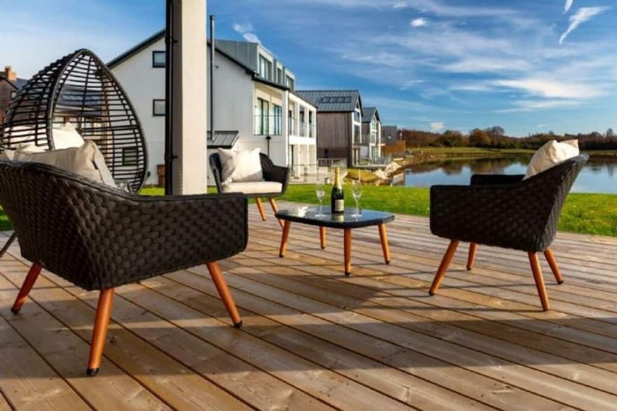 Lakeside property with spa access on a nature reserve