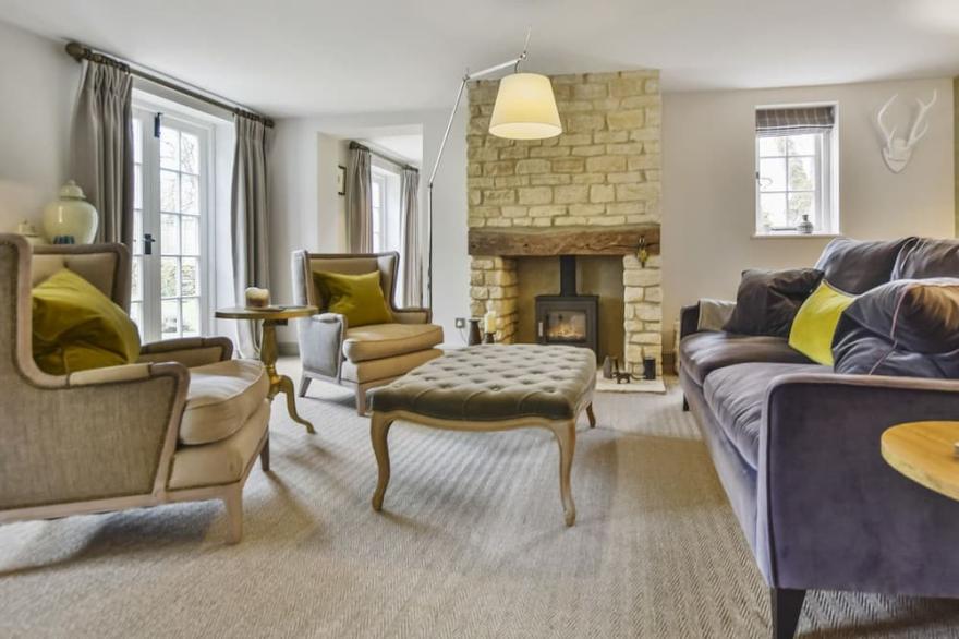 Westerleigh Cottage - sleeps 6 guests  in 3 bedrooms