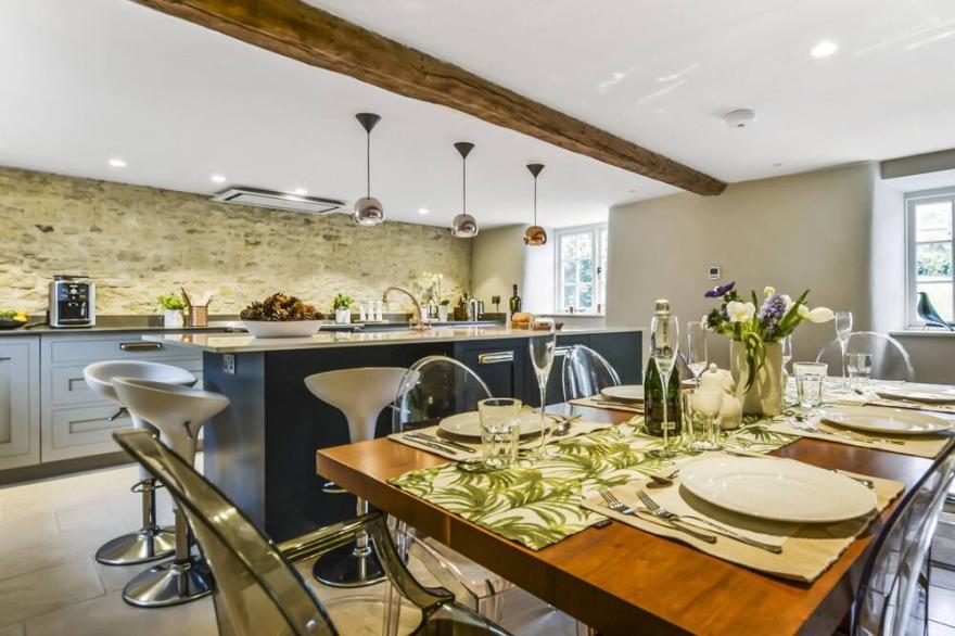 Westerleigh Cottage - sleeps 6 guests  in 3 bedrooms