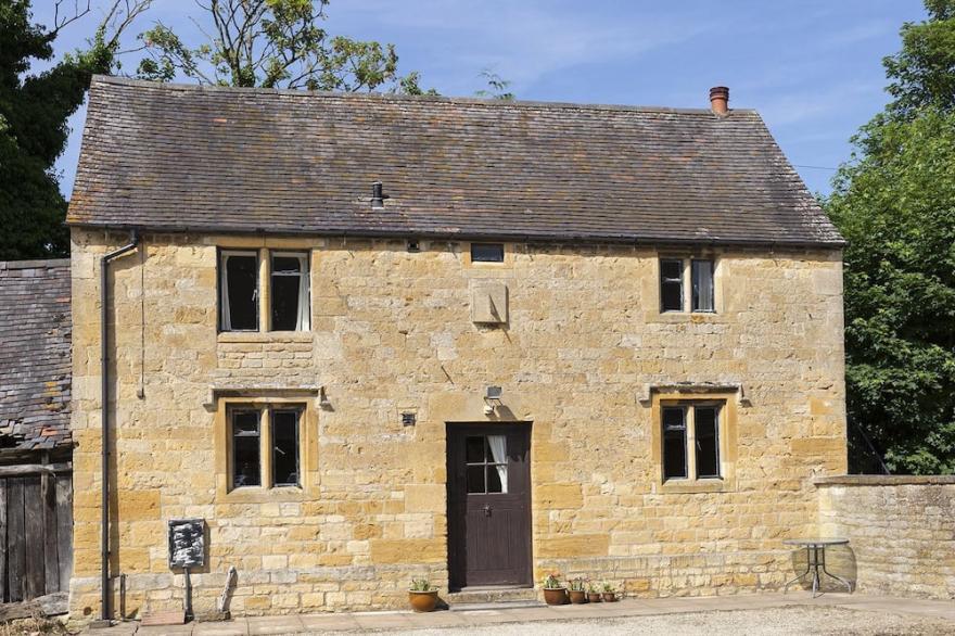 Sundial Cottage - sleeps 4 guests  in 2 bedrooms