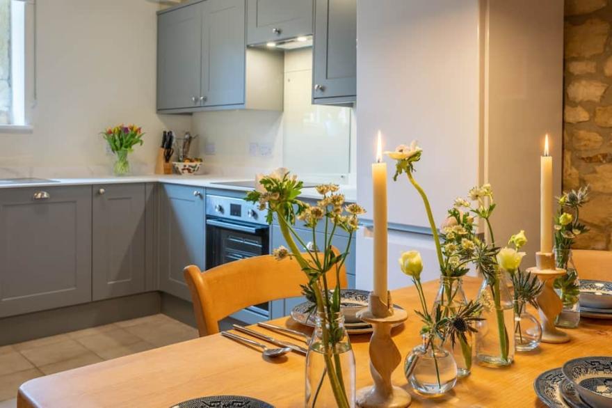 Sundial Cottage - sleeps 4 guests  in 2 bedrooms