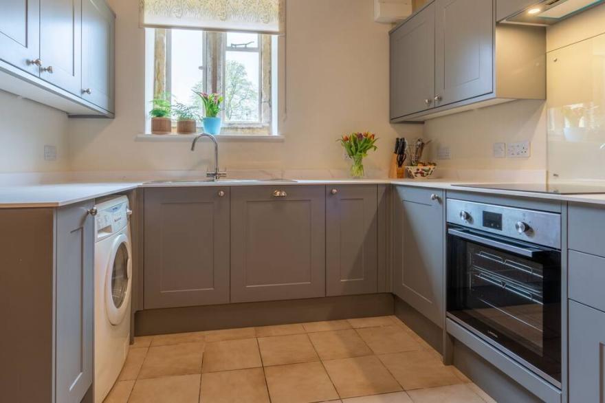 Sundial Cottage - sleeps 4 guests  in 2 bedrooms