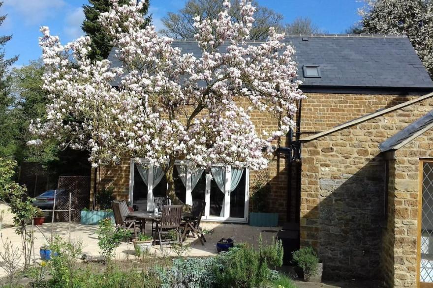 Gladstone Cottage - sleeps 8 guests  in 4 bedrooms