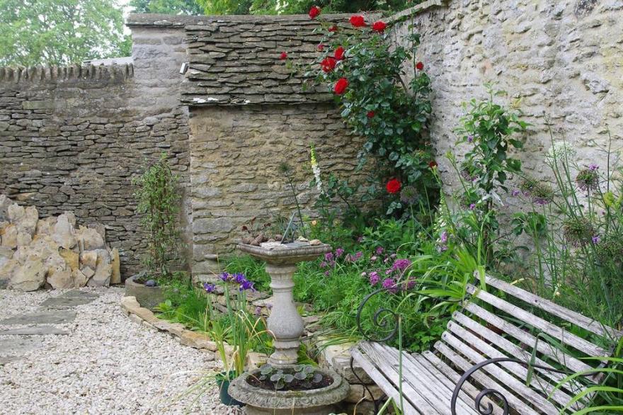 Maisey Cottage - sleeps 4 guests  in 2 bedrooms