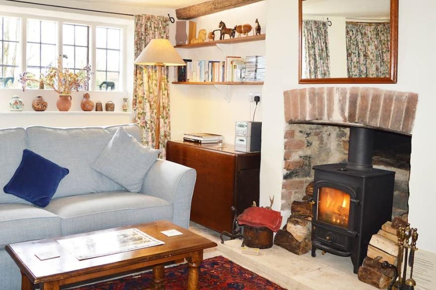 Maisey Cottage - sleeps 4 guests  in 2 bedrooms