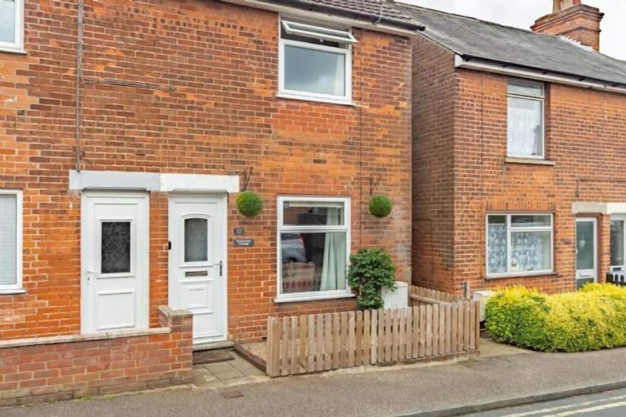 This delightful dog friendly cottage is a cosy base for a holiday or short break