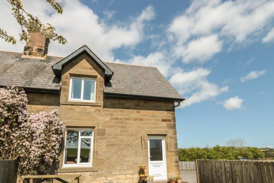 APPLETREE, pet friendly, character holiday cottage in Alnwick