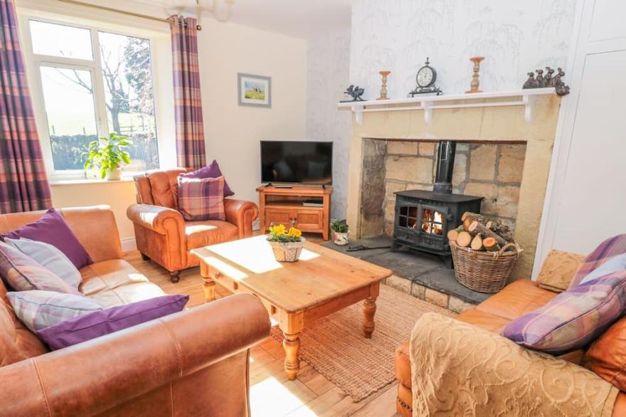 APPLETREE, pet friendly, character holiday cottage in Alnwick