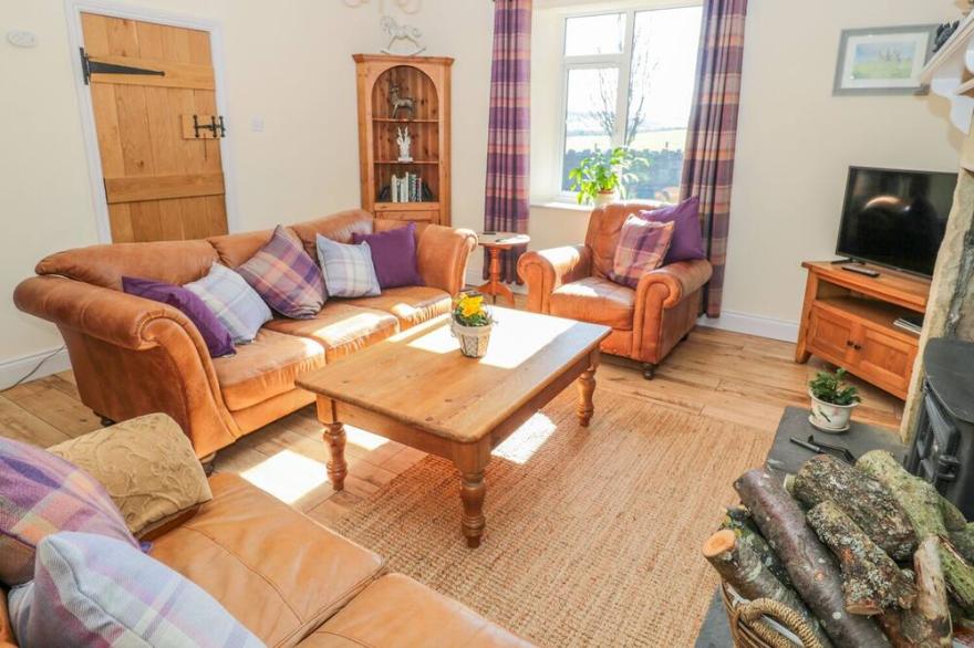 APPLETREE, pet friendly, character holiday cottage in Alnwick