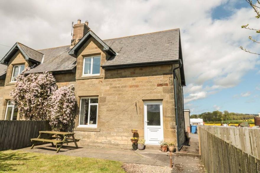 APPLETREE, pet friendly, character holiday cottage in Alnwick