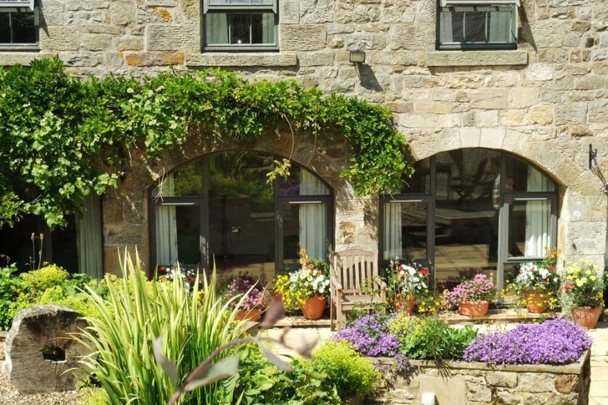 THE STEADINGS, pet friendly, character holiday cottage in Rothbury
