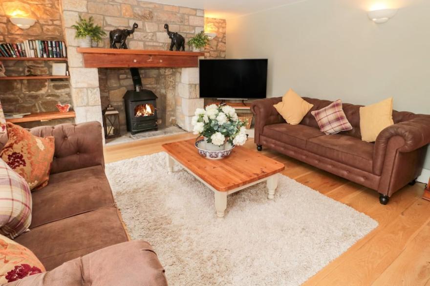 THE STEADINGS, pet friendly, character holiday cottage in Rothbury