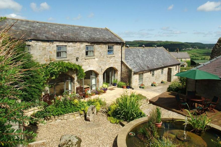 THE STEADINGS, pet friendly, character holiday cottage in Rothbury