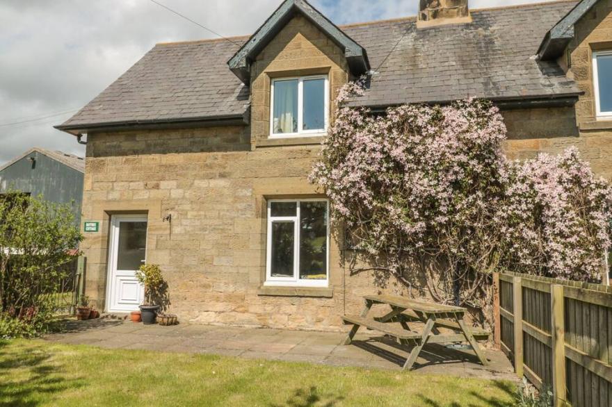 BAYTREE, pet friendly, character holiday cottage in Alnwick