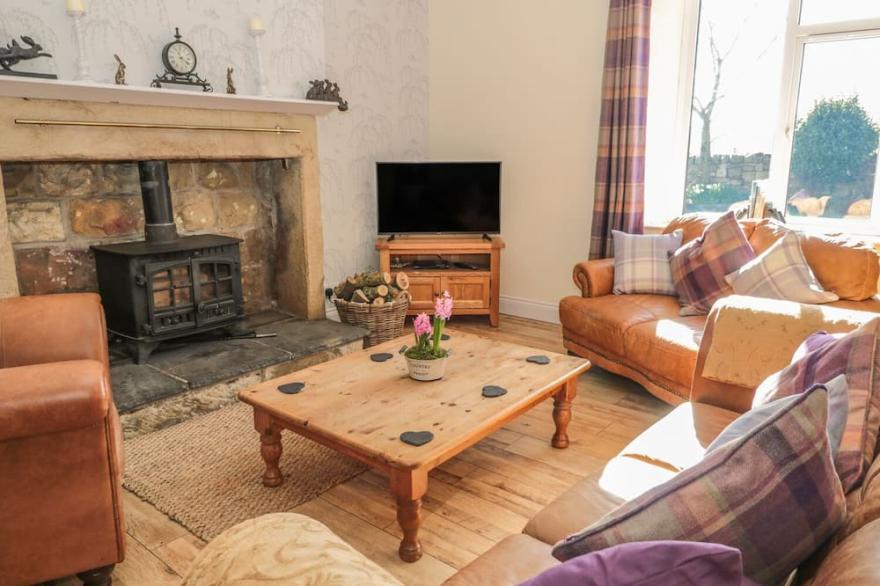 BAYTREE, pet friendly, character holiday cottage in Alnwick