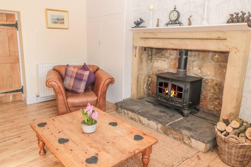 BAYTREE, pet friendly, character holiday cottage in Alnwick