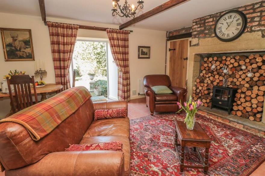 HOLLY COTTAGE, romantic, character holiday cottage in Alnwick