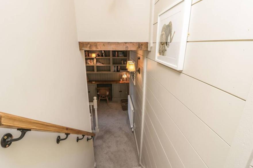 THE OLDE STABLES, family friendly in Warkworth