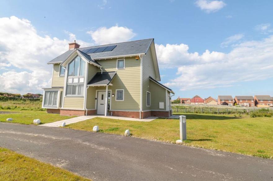 WATERSIDE, pet friendly, country holiday cottage in Beadnell
