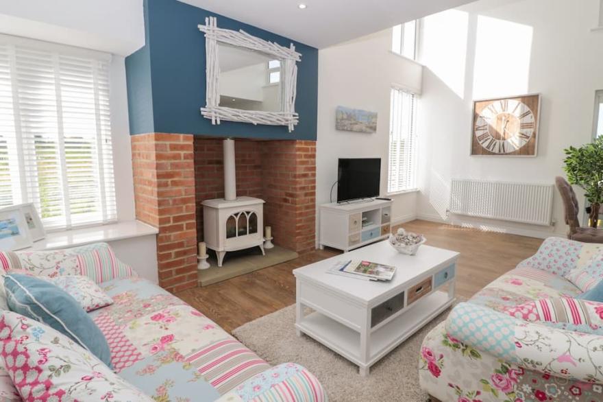 WATERSIDE, pet friendly, country holiday cottage in Beadnell
