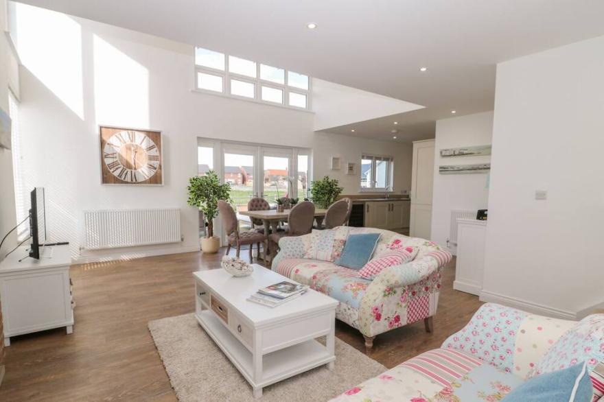 WATERSIDE, pet friendly, country holiday cottage in Beadnell