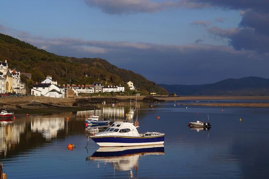 Cosy, attractive 2 Bedroom Cottage In Centre Of  Aberdovey Ideal For Couples