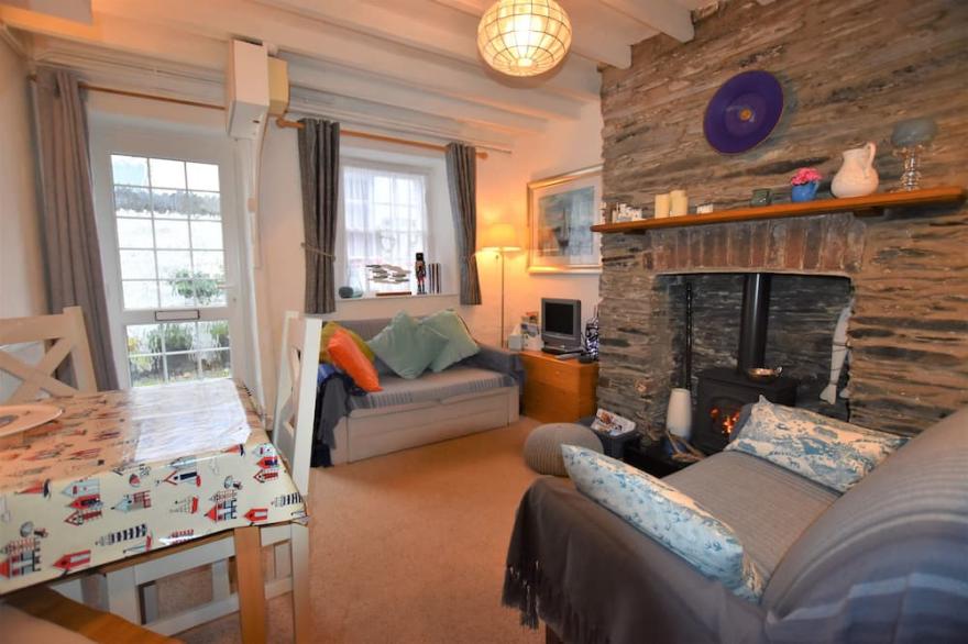 Cosy, attractive 2 Bedroom Cottage In Centre Of  Aberdovey Ideal For Couples