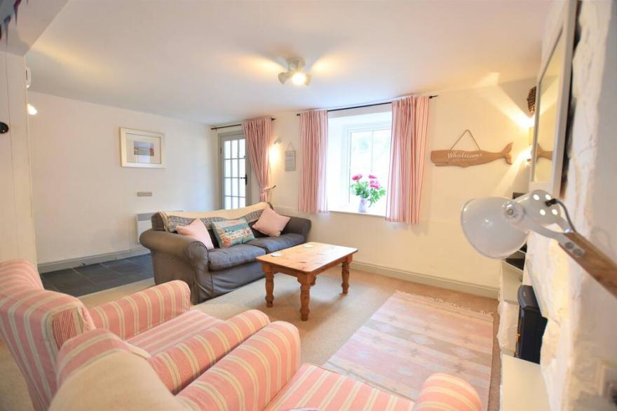 Adorable, Homely 4 Bedroom Peaceful Cottage Only Minutes Walks To Beach