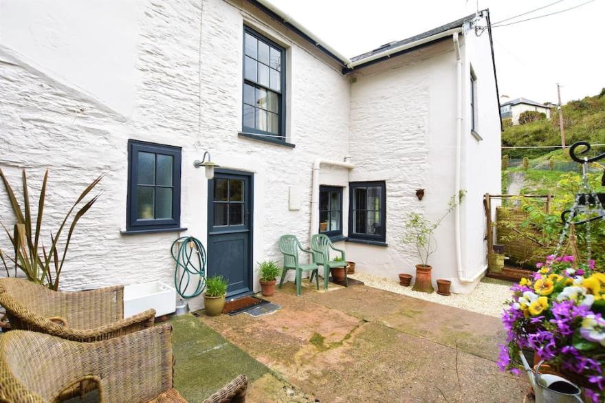 Adorable, Homely 4 Bedroom Peaceful Cottage Only Minutes Walks To Beach
