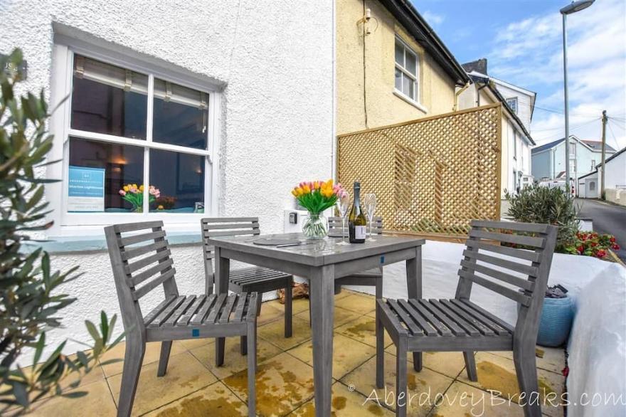 Traditional 2 Bedroom Fisherman's Cottage, Centre of Aberdovey, Pets Welcome .