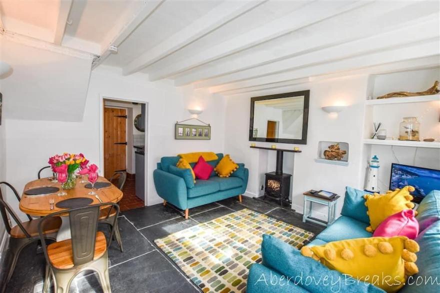 Traditional 2 Bedroom Fisherman's Cottage, Centre of Aberdovey, Pets Welcome .