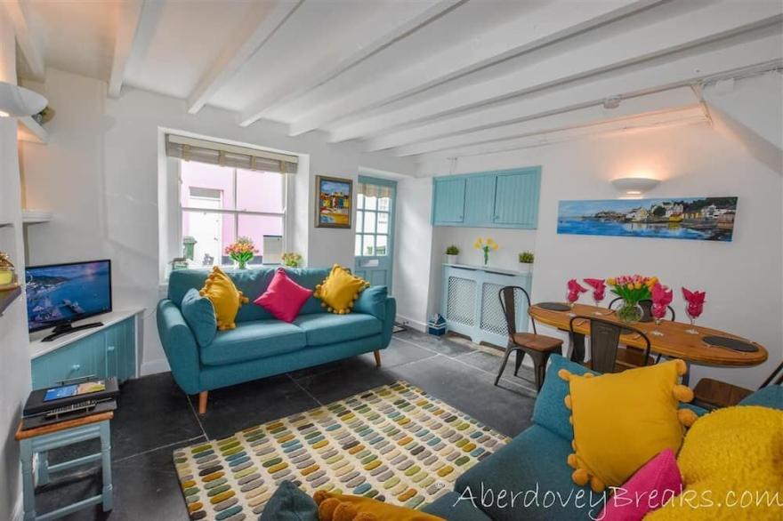 Traditional 2 Bedroom Fisherman's Cottage, Centre of Aberdovey, Pets Welcome .