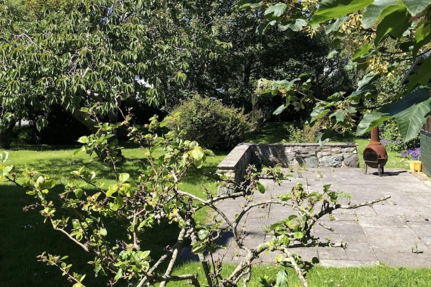 BRYN HYFFRYD COTTAGE. Sleeps 10, large garden, very close to the beach