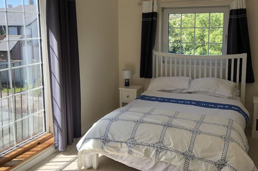 BRYN HYFFRYD COTTAGE. Sleeps 10, large garden, very close to the beach