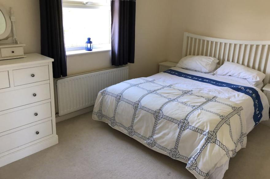BRYN HYFFRYD COTTAGE. Sleeps 10, large garden, very close to the beach