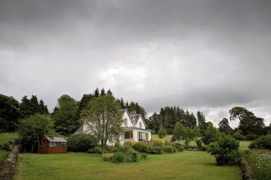 Newly renovated 6-bedroom farmhouse in spectacular rural Highland locationo