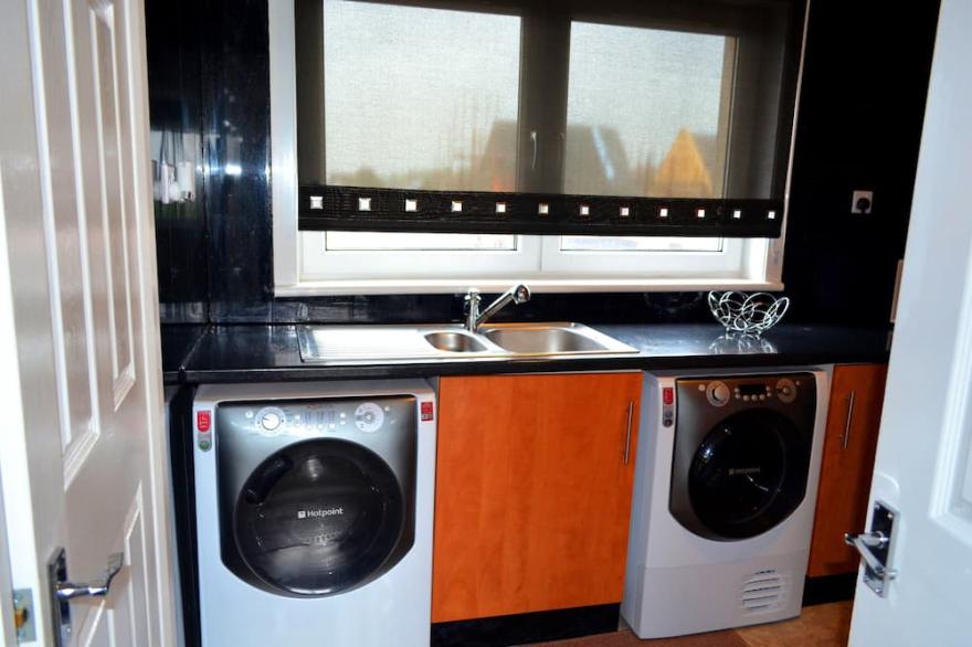 3 BEDROOM APARTMENT UP TO 10 SLEEPS - Ideal for corporate employees