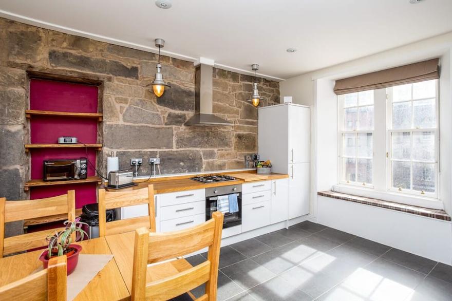 Grassmarket apartment with views to Edinburgh Castle - two bedrooms