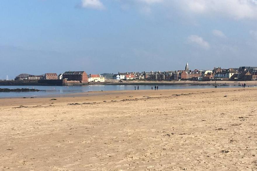 Quaint railway cottage close to beach and high street - 5* guest rated.