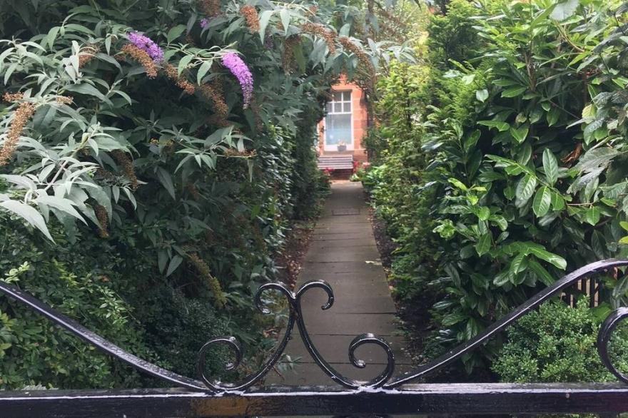 Quaint railway cottage close to beach and high street - 5* guest rated.