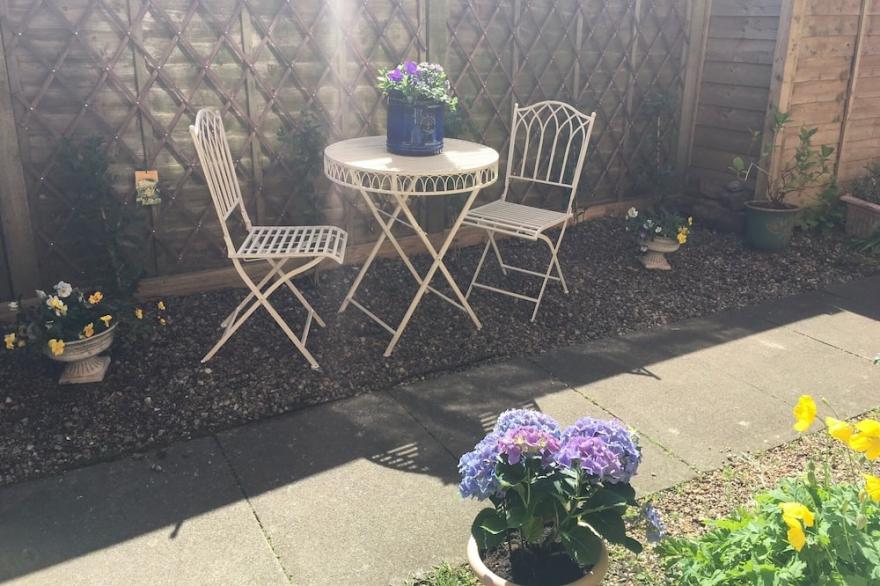 Quaint railway cottage close to beach and high street - 5* guest rated.