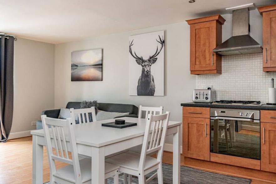 amazing apartments - Cables Wynd - free secure parking/WiFi/Netflix - sleeps 6