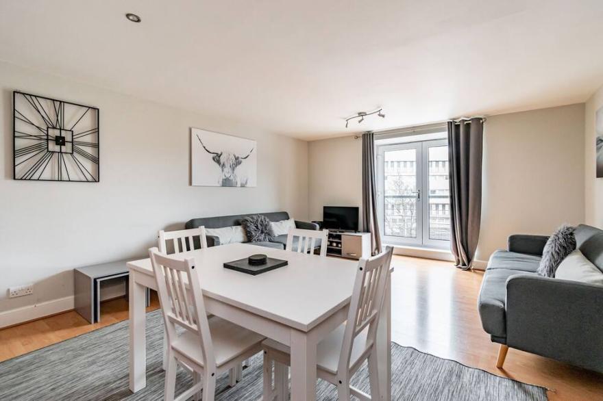 amazing apartments - Cables Wynd - free secure parking/WiFi/Netflix - sleeps 6